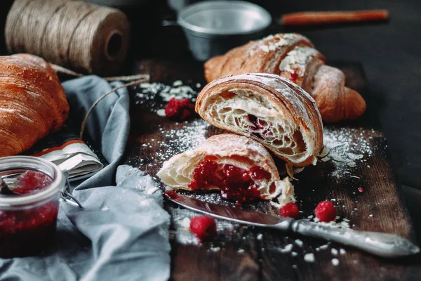 Croissant Diisi Dengan Selai Raspberry Atas Meja Gelap — Stok Foto