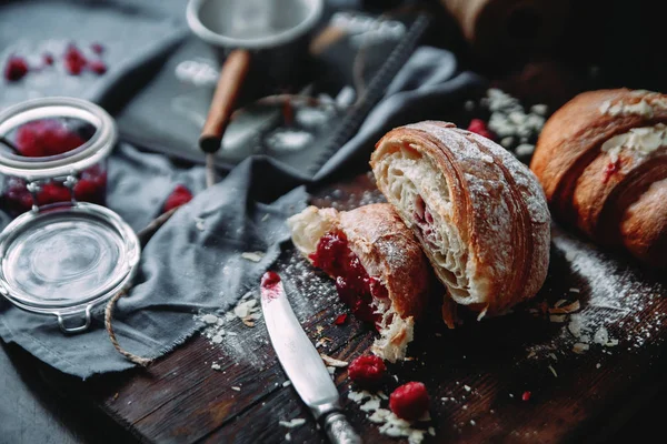 Croissant Diisi Dengan Selai Raspberry Atas Meja Gelap — Stok Foto
