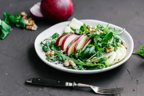 Masada taze elmalı vejetaryen salatası, roka, soğan ve fındık.