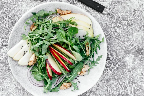 Salată Vegetariană Mere Proaspete Arugula Ceapă Nuci Într Farfurie Masă — Fotografie, imagine de stoc