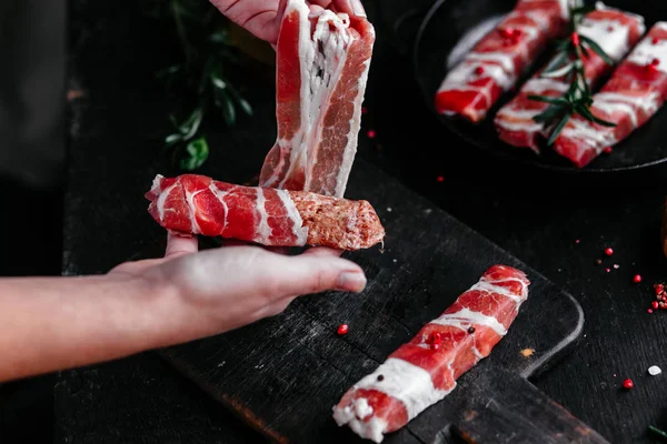 Izgara için baharatlı domuz pastırmalı rulo et.