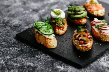 Mantar, salatalık, avokado, turp, somon balığı ve yumurta.