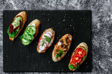 Mantar, salatalık, avokado, turp, somon balığı ve yumurta.