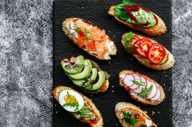 Mantar, salatalık, avokado, turp, somon balığı ve yumurta.