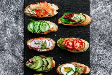 Mantar, salatalık, avokado, turp, somon balığı ve yumurta.