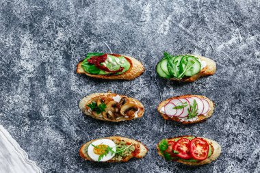 Mantar, salatalık, avokado, turp, somon balığı ve yumurta.