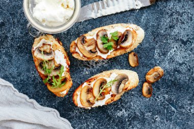 Mantar, salatalık, avokado, turp, somon balığı ve yumurta.