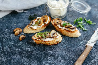 Mantar, salatalık, avokado, turp, somon balığı ve yumurta.