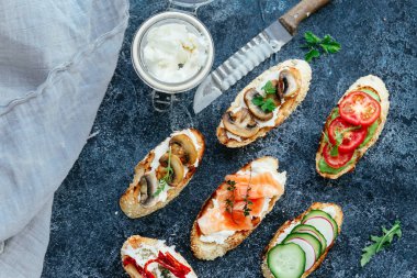 Mantar, salatalık, avokado, turp, somon balığı ve yumurta.