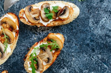 Mantar, salatalık, avokado, turp, somon balığı ve yumurta.