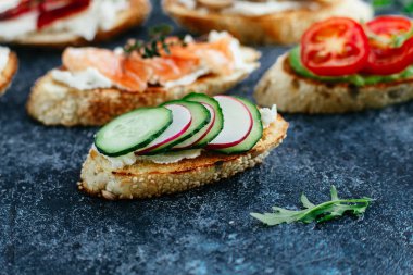 Mantar, salatalık, avokado, turp, somon balığı ve yumurta.