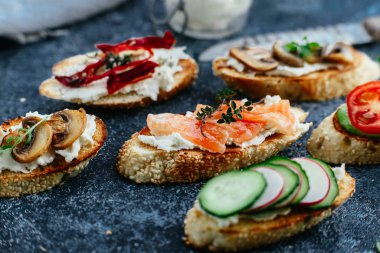 Mantar, salatalık, avokado, turp, somon balığı ve yumurta.