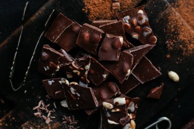 Tahtada fındıklı sütlü çikolata ve kurutulmuş meyve dilimleri.