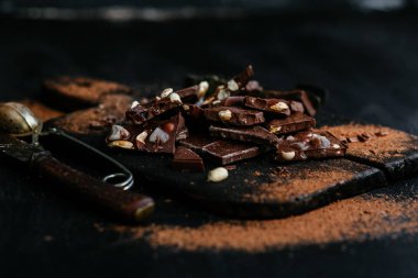 Tahtada fındıklı sütlü çikolata ve kurutulmuş meyve dilimleri.