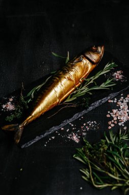 Siyah tabakta füme uskumru.