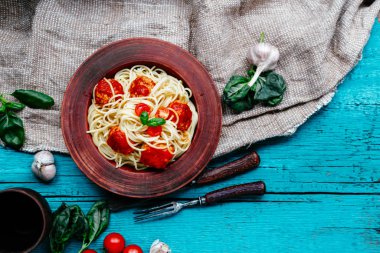 Masadaki kremalı sosta köfteli spagetti.