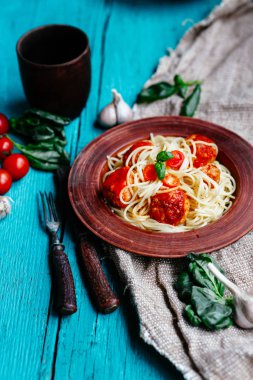 Masadaki kremalı sosta köfteli spagetti.