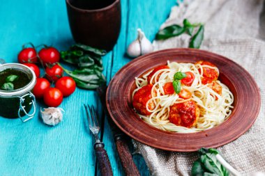 Masadaki kremalı sosta köfteli spagetti.