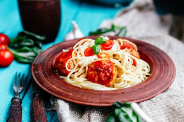 Masadaki kremalı sosta köfteli spagetti.