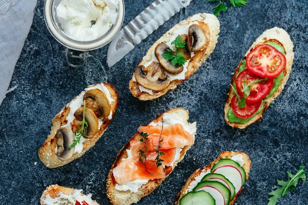 Mantar, salatalık, avokado, turp, somon balığı ve yumurta.