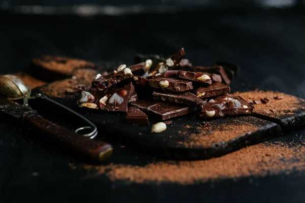 Potongan Coklat Susu Dengan Kacang Kacangan Dan Buah Buahan Kering — Stok Foto