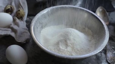 Un yukarıdan bir kaseye dökülüyor..