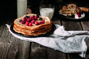 Böğürtlenli bir tabakta krep. Kahvaltıda. Maslenitsa