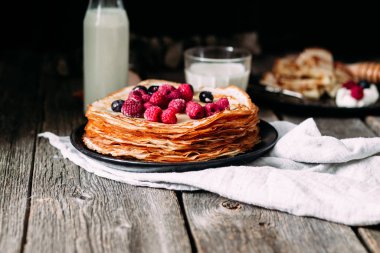 Böğürtlenli bir tabakta krep. Kahvaltıda. Maslenitsa