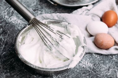 Kalın bir köpüğe çırpılmış yumurta beyazı. Beyaz çırpılmış yumurta tabağı, çırpılmış çırpılmış çırpılmış, kremalı