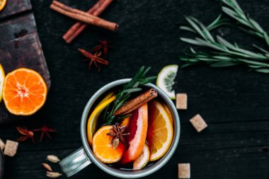 Sıcak kırmızı şarap, narenciyeli ve baharatlı.