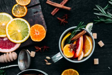 Sıcak kırmızı şarap, narenciyeli ve baharatlı.