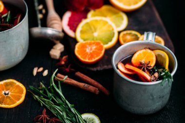 Sıcak kırmızı şarap, narenciyeli ve baharatlı.