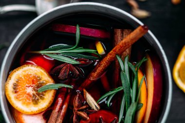 Sıcak kırmızı şarap, narenciyeli ve baharatlı.