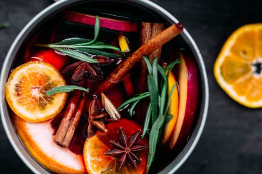 Sıcak kırmızı şarap, narenciyeli ve baharatlı.