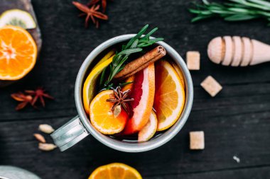 Sıcak kırmızı şarap, narenciyeli ve baharatlı.