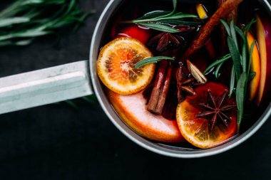 Sıcak kırmızı şarap, narenciyeli ve baharatlı.