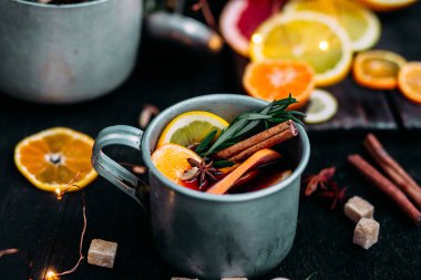 Sıcak kırmızı şarap, narenciyeli ve baharatlı.