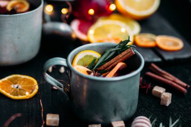 Sıcak kırmızı şarap, narenciyeli ve baharatlı.