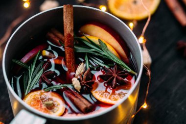 Sıcak kırmızı şarap, narenciyeli ve baharatlı.