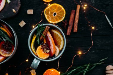 Sıcak kırmızı şarap, narenciyeli ve baharatlı.