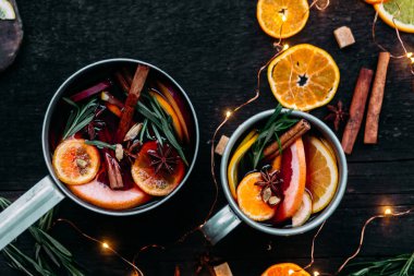 Sıcak kırmızı şarap, narenciyeli ve baharatlı.