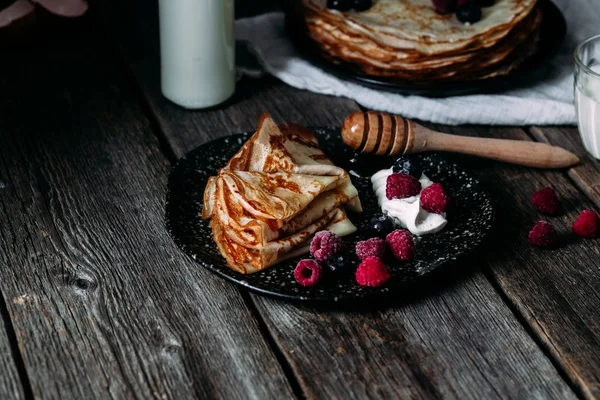 Pancake Piring Dengan Buah Berry Sarapan Maslenitsa — Stok Foto