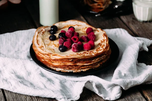 果実とプレート上のパンケーキ 朝食だマレニツァ — ストック写真