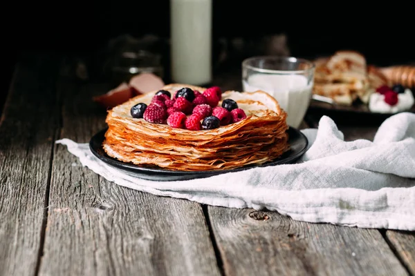 Pancake Piring Dengan Buah Berry Sarapan Maslenitsa — Stok Foto
