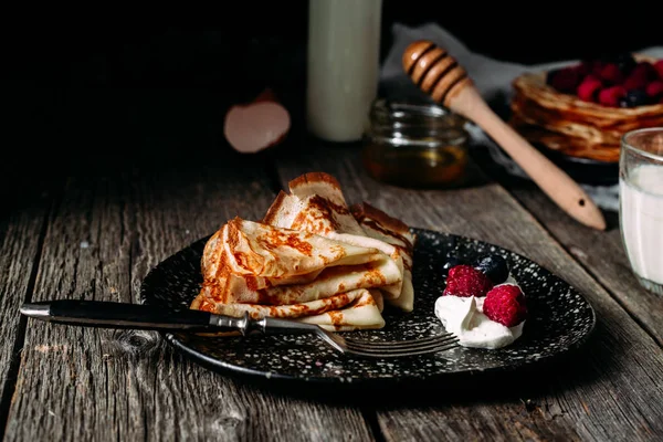 Pfannkuchen Auf Einem Teller Mit Beeren Frühstück Masleniza — Stockfoto