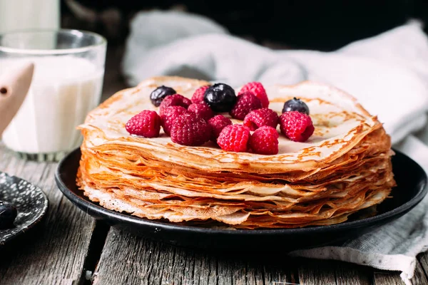 Böğürtlenli bir tabakta krep. Kahvaltıda. Maslenitsa