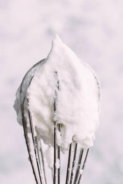 Šlehané Vaječné Bílky Husté Pěny Talíř Bílými Vejci Šlehačkou Meringue — Stock fotografie