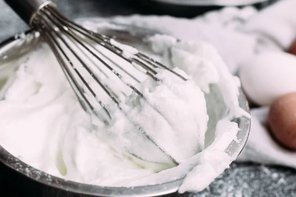 Whipped Egg White Thick Foam Plate Egg Whipped White Whisk — Stock Photo, Image