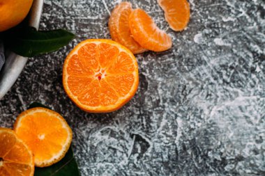 Olgun kesim mandalina yakın plan gri masada