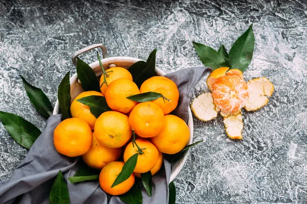 Primer Plano Mandarina Cortada Madura Sobre Mesa Gris — Foto de Stock